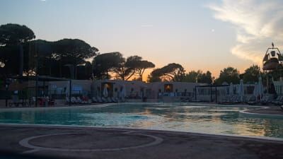 Beeld AUGUSTUS OP CAMPING SAINT-AYGULF PLAGE: DE VAKANTIE GAAT DOOR TOT IN DE AVOND