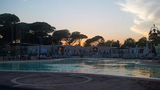 image AUGUSTUS OP CAMPING SAINT-AYGULF PLAGE: DE VAKANTIE GAAT DOOR TOT IN DE AVOND