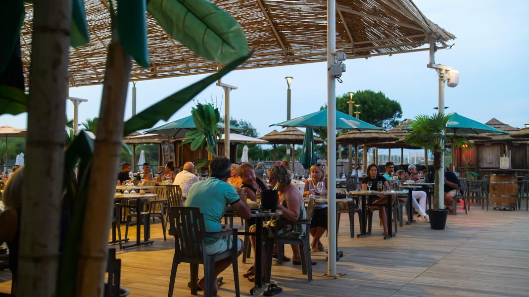 AUGUSTUS OP CAMPING SAINT-AYGULF PLAGE: DE VAKANTIE GAAT DOOR TOT IN DE AVOND